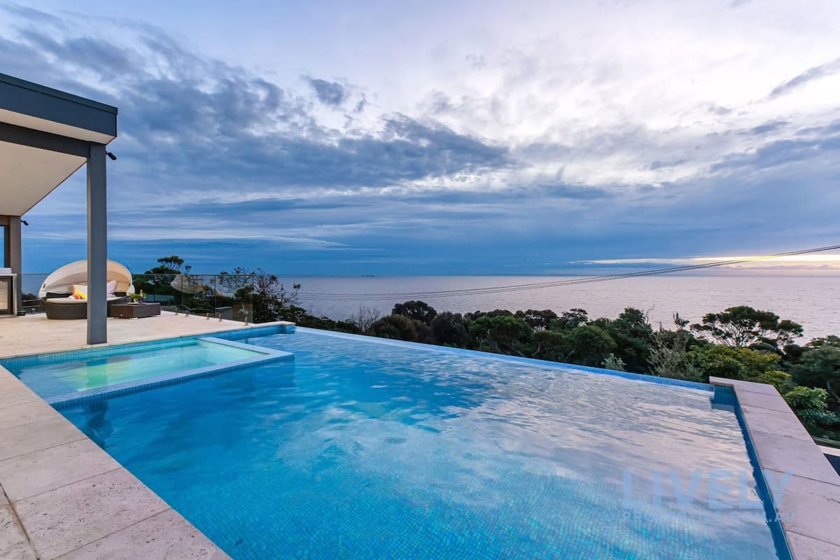 The Ocean's Edge, Luxury Entertainer with Views